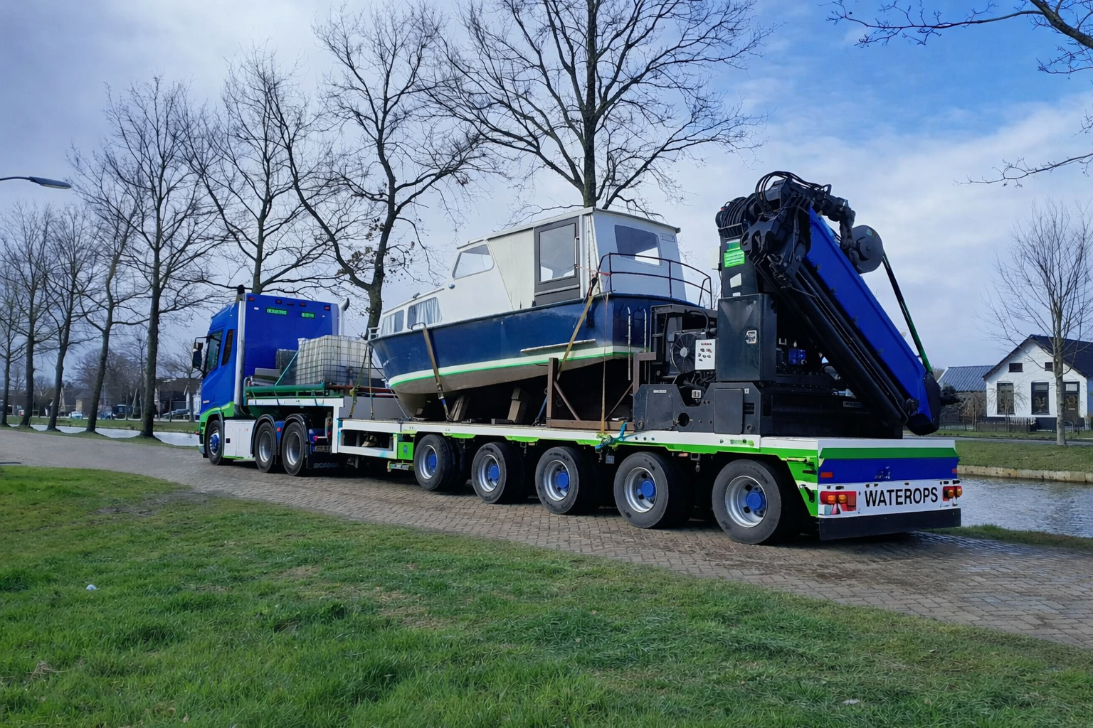 boot berging op vrachtwagen in drenthe waterops nederland